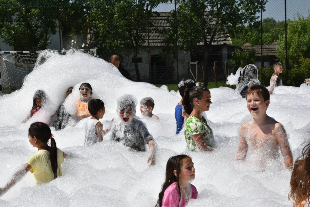 đź’¦26 Water Play Activities to Keep Kids Cool All Summer 18 bubble pool party