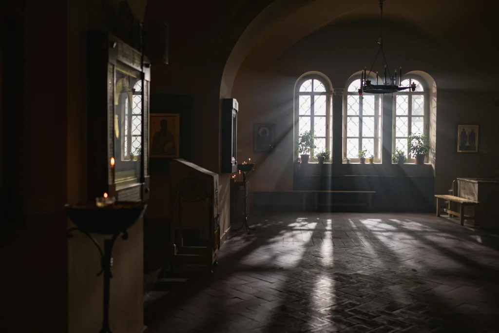 20 Calming Sensory Activities and Strategies for Your Overstimulated Toddler 13 dim light and lower noise