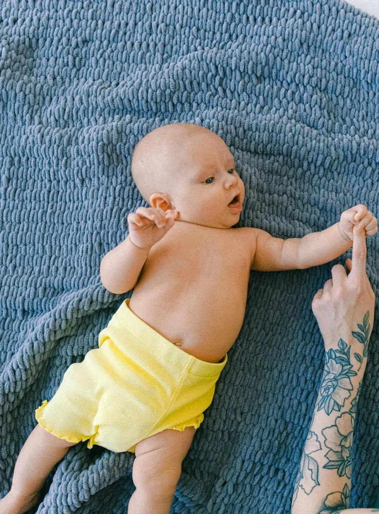15 Things to Do with a 4-Month-Old Baby: Gentle, Brain-Boosting Activities 5 finger play singing with baby