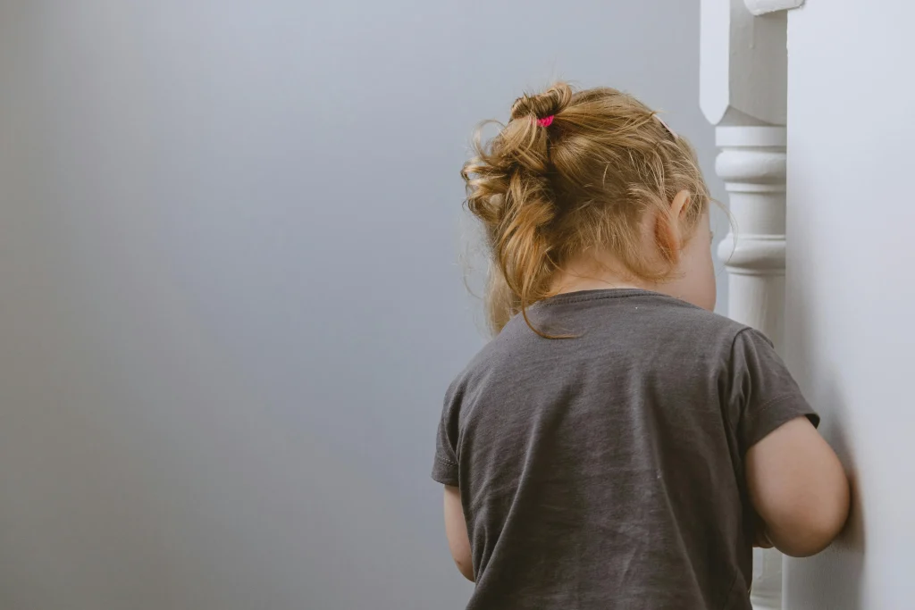 How to Handle Toddler Separation Anxiety: Gentle & Effective Tips 7 kid in roam separate