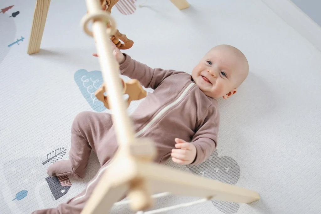 15 Things to Do with a 4-Month-Old Baby: Gentle, Brain-Boosting Activities 12 baby play gym activity
