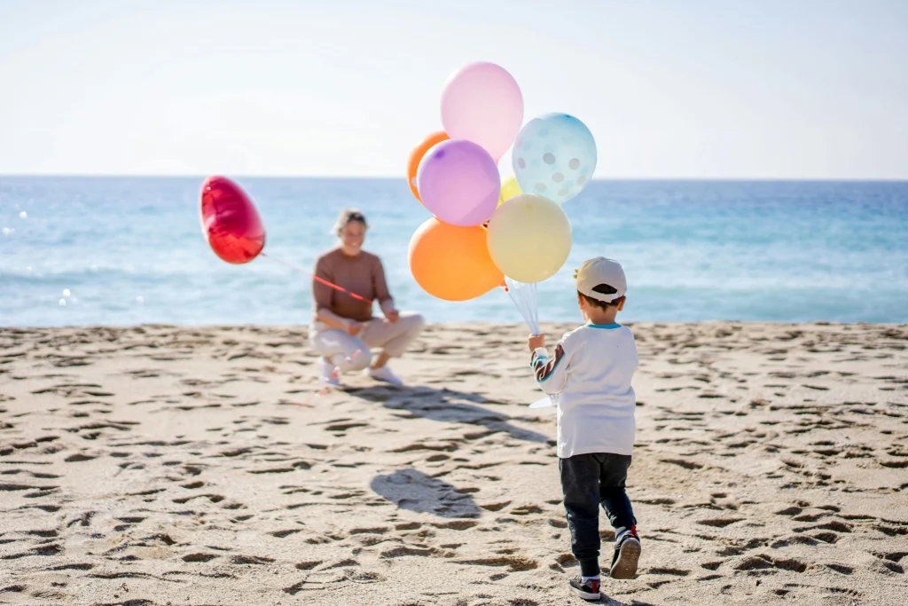 đź’¦26 Water Play Activities to Keep Kids Cool All Summer 3 water ballons toss